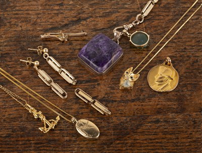 Lot 456 - Collection of jewellery To include: a novelty...