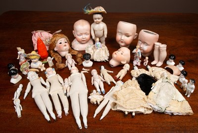 Lot 129 - A collection of sixteen dolls