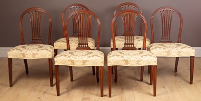 Lot 357 - Set a set of twelve Hepplewhite mahogany dining chairs