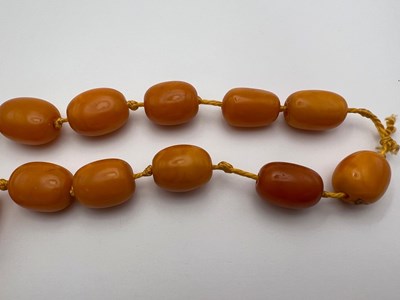 Lot 287 - An amber bead necklace, the continuous single...