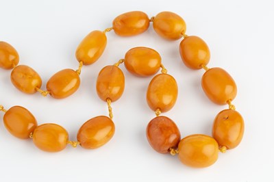Lot 287 - An amber bead necklace, the continuous single...
