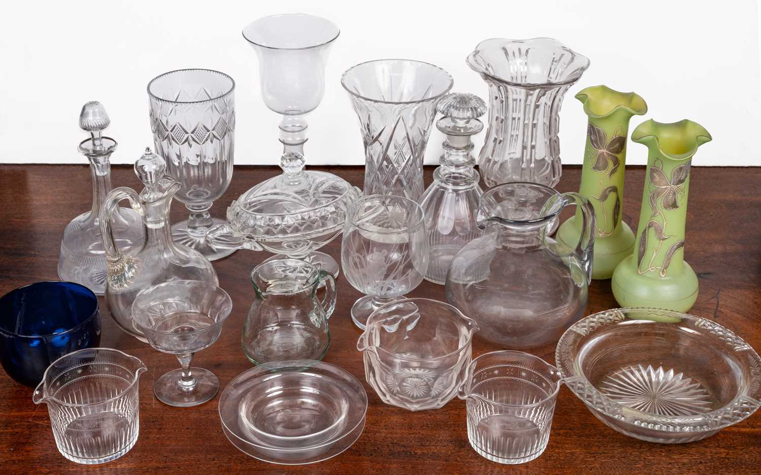 Lot 75 - A collection of glassware