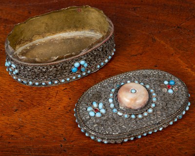 Lot 61 - A large collection of bijouterie