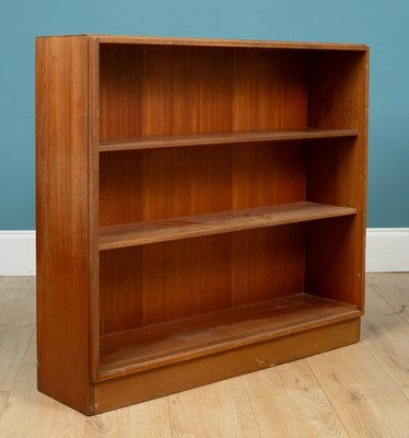 Lot 370 - A 20th century mahogany open bookcase