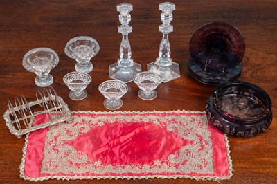 Lot 91 - A collection of glassware