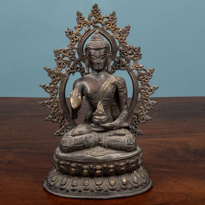 Lot 567 - A Sinto-Tibetan kneeling buddha