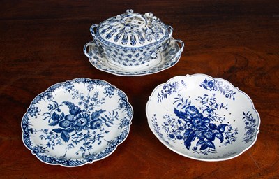 Lot 569 - A Caughley blue and white chestnut basket and cover; together with a Worcester strainer and associated stand