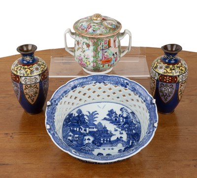 Lot 287 - Small group of pieces including a pair of...