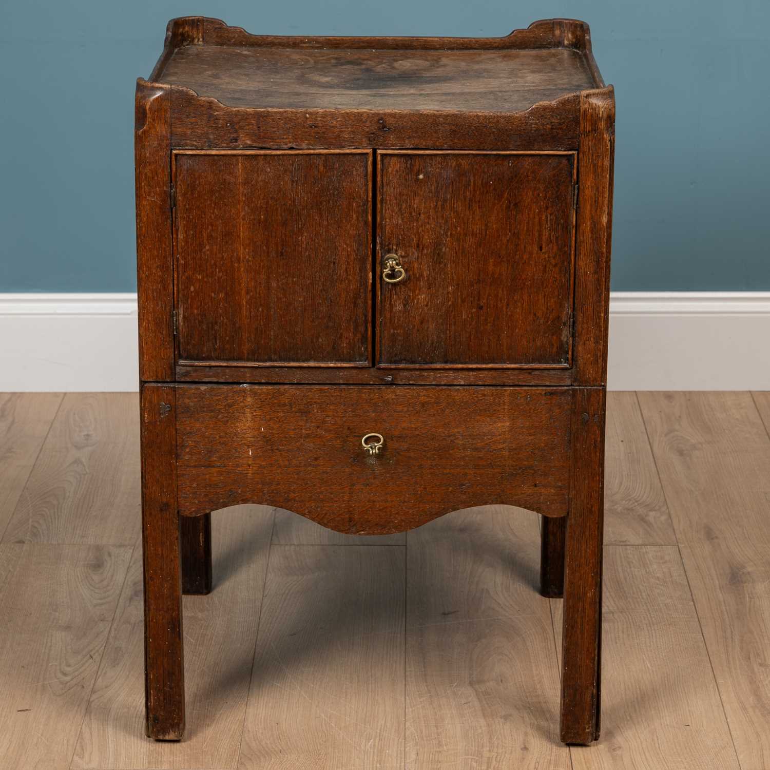 Lot 405 - A George III mahogany bedside commode