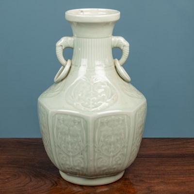 Lot 112 - A 20th century Chinese vase