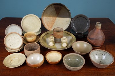 Lot 125 - A collection of pottery to include items