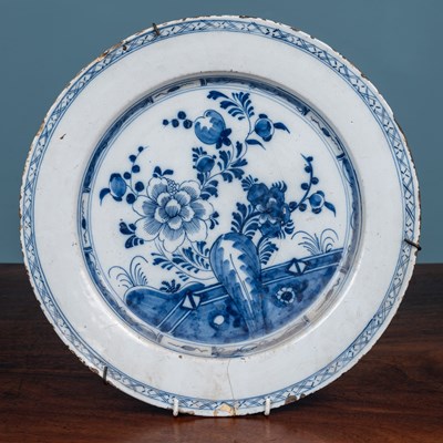 Lot 21 - An 18th century English delft charger