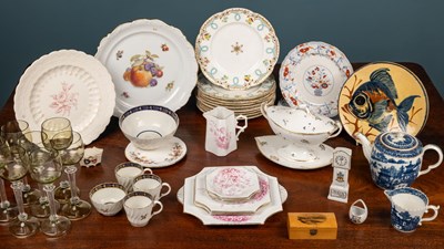 Lot 438 - A collection of ceramic and glassware