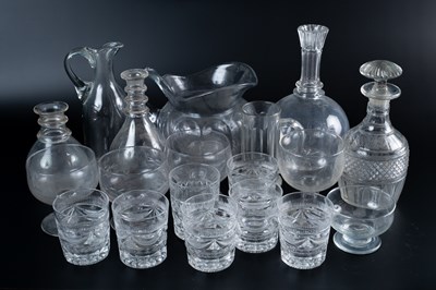 Lot 442 - A collection of glassware