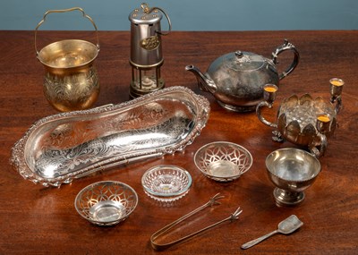 Lot 446 - A collection of silver plated items