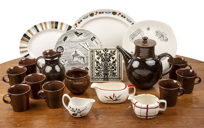 Lot 258 - Collection of studio pottery and ceramics...