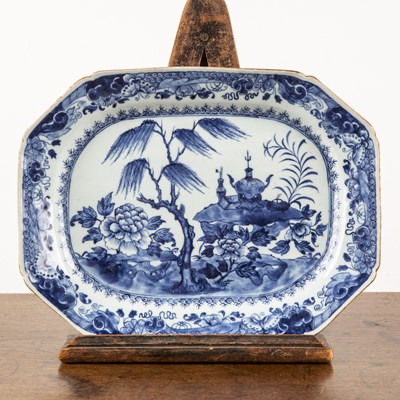 Lot 18 - Export blue and white serving dish Chinese,...
