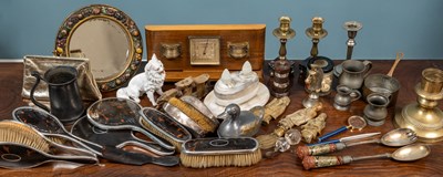 Lot 637 - A collection of miscellaneous ornaments and other items