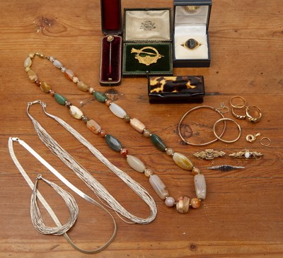 Lot 261 - Collection of jewellery and miscellaneous...