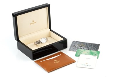 Lot 252 - A lady's 18ct white gold and diamond set...