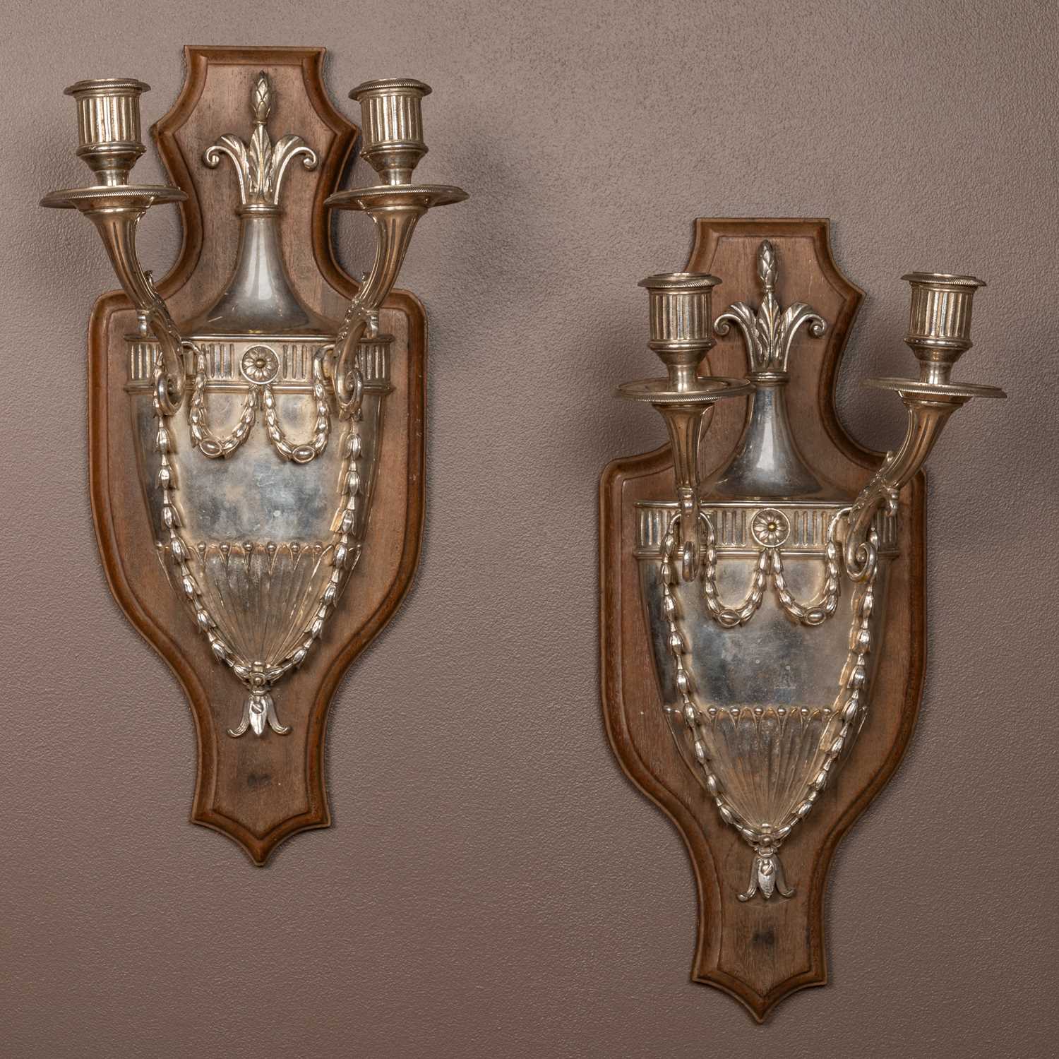 Lot 306 - A pair of plate wall sconces