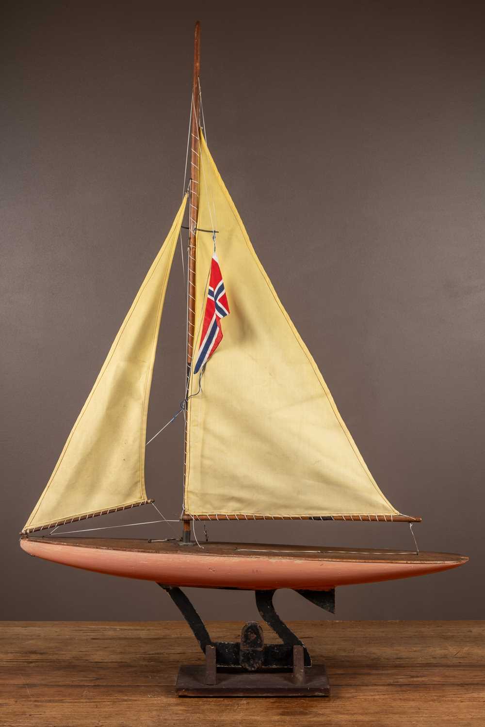 Lot 129 - An early-20th century pond yacht