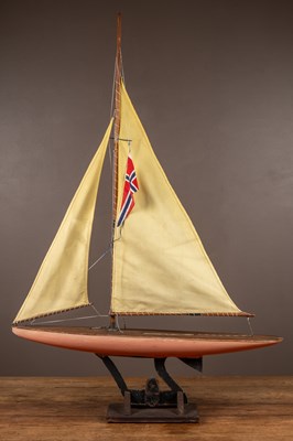 Lot 129 - An early-20th century pond yacht