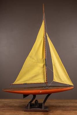 Lot 129 - An early-20th century pond yacht