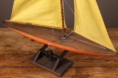 Lot 129 - An early-20th century pond yacht