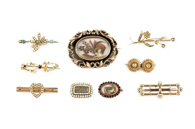 Lot 271 - A collection of antique and later brooches, to...