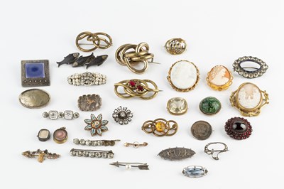 Lot 271 - A collection of antique and later brooches, to...