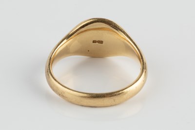 Lot 3 - An 18ct gold signet ring, hallmarked for...