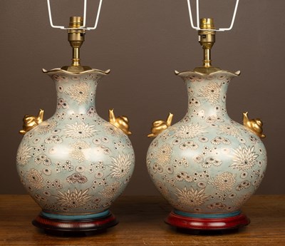 Lot 39 - A pair of porcelain table lamps