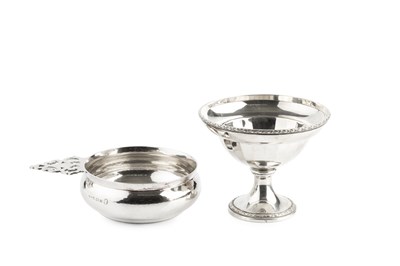 Lot 684 - A George V silver porringer, with shaped and...