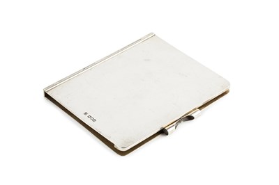 Lot 695 - An Edwardian silver jotter, the hinged covers...