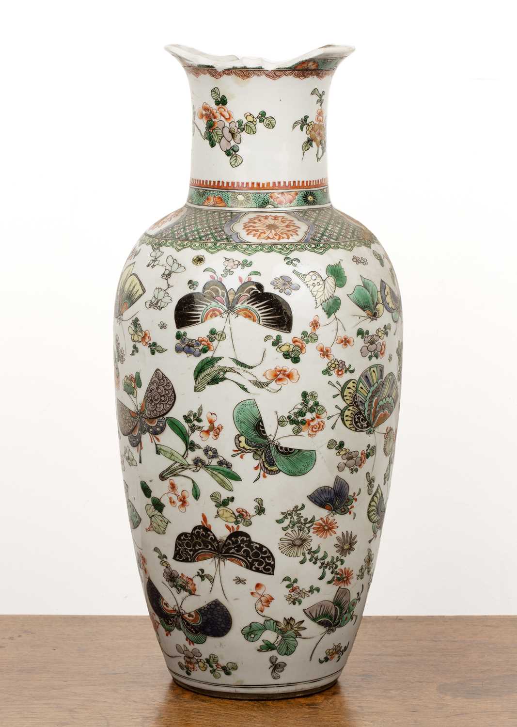 Lot 77 - Famille verte vase Chinese, 19th Century...