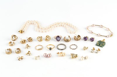 Lot 268 - A collection of jewellery, to include a ruby...