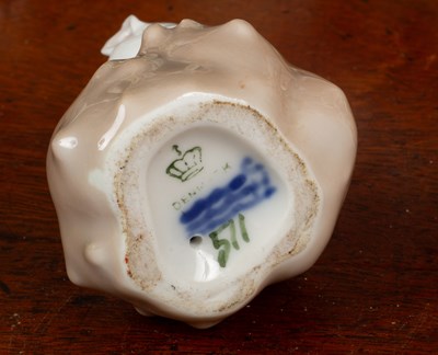 Lot 391 - A collection of porcelain figurines and other pottery