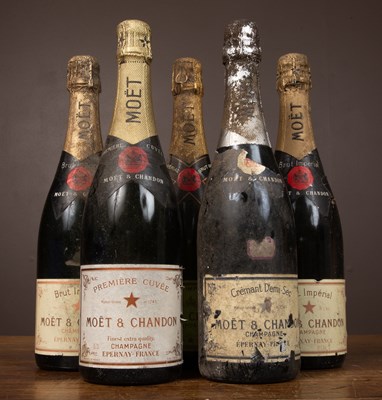 Lot 489 - Five bottles of Moët & Chandon Champagne