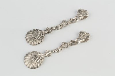 Lot 722 - A mid Victorian silver salt spoon, with...