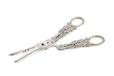 Lot 725 - A pair of William IV silver grape scissors,...