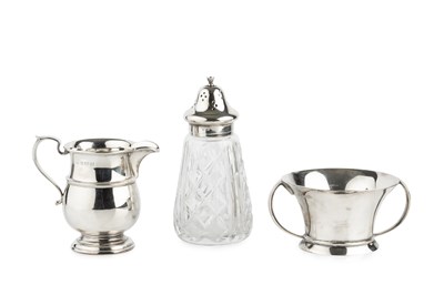 Lot 733 - A George V silver baluster cream jug, with...