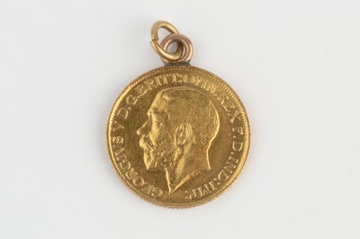 Lot 211 - A George V sovereign pendant, dated 1912, with...