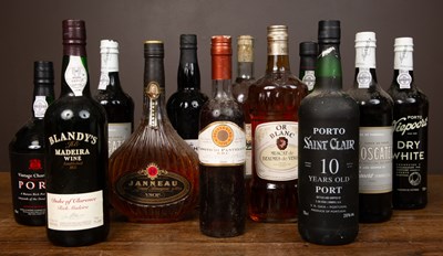 Lot 488 - A mixed group of wine and spirits