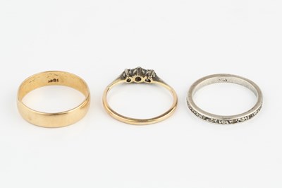 Lot 201 - A diamond three stone ring, the graduated...