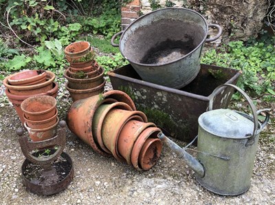 Lot 536 - A group of various garden items