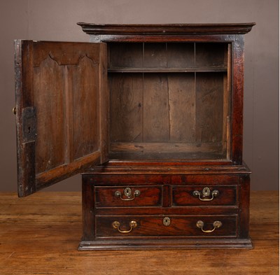 Lot 355 - A late-18th century Welsh small oak cabinet