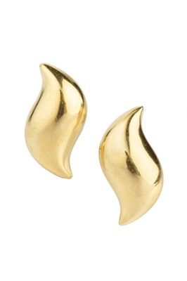 Lot 100 - A pair of 18ct gold ear studs designed by Elsa...