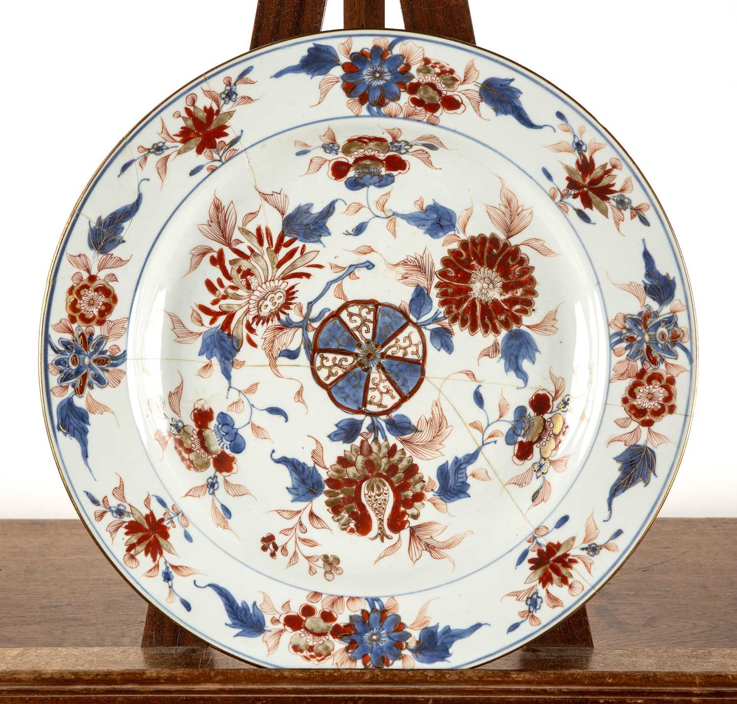 Lot 129 - Export Imari pattern porcelain charger Chinese,...