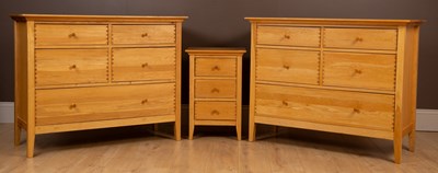 Lot 306 - A pair of light oak chests of drawers and a similar bedside table